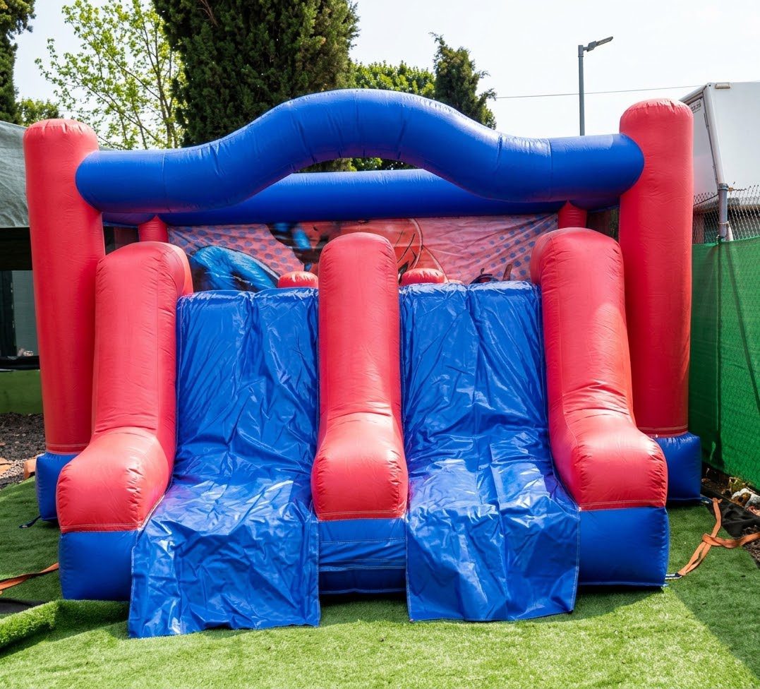 Castillo Doble Tobogán Spiderman montado para una fiesta en Alcorcón