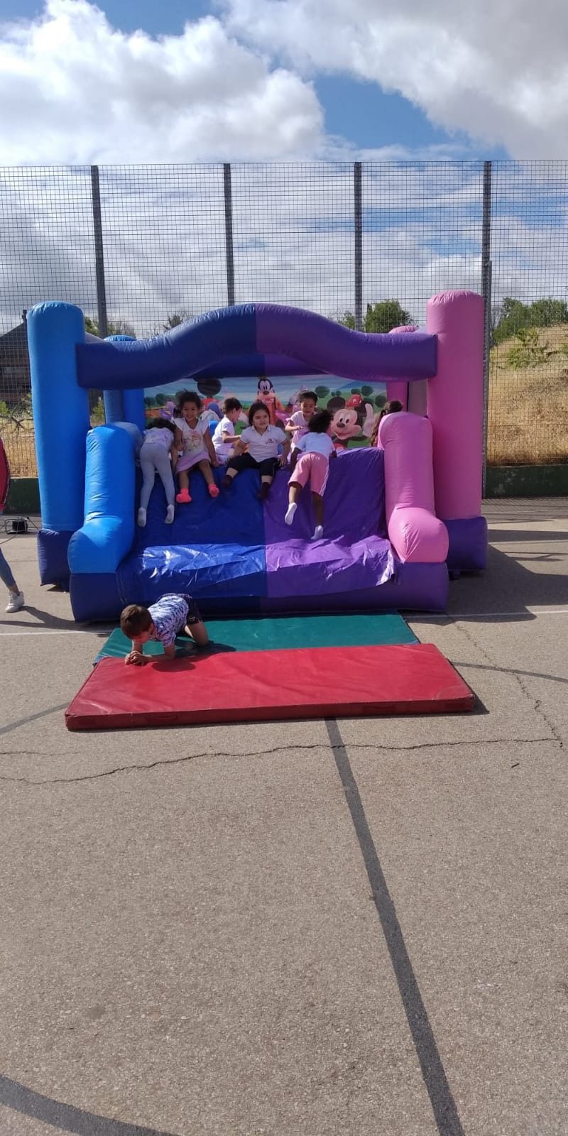 Castillo Hinchable Mickey y Minnie en alquiler con montaje en Alcorcón, foto 2