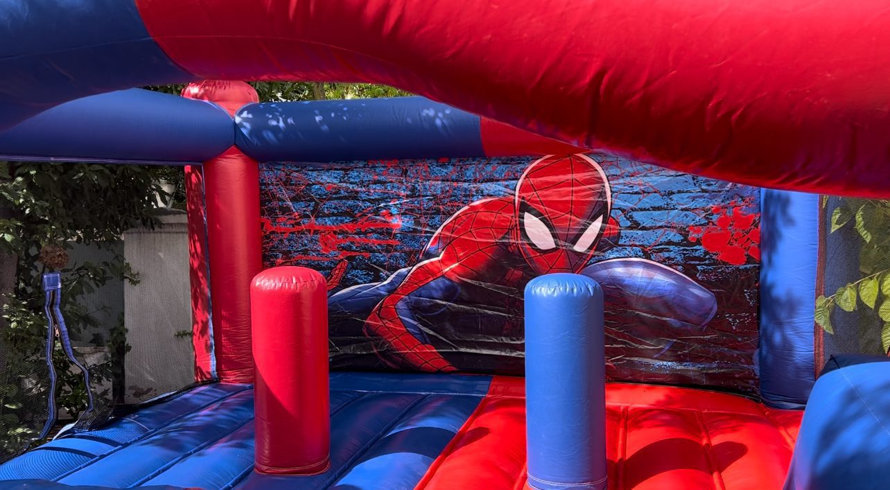 Castillo Hinchable Spiderman XL en alquiler con montaje en Alcorcón, foto 4