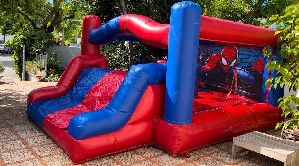 Castillo Hinchable Spiderman XL montado para una fiesta en Alcorcón